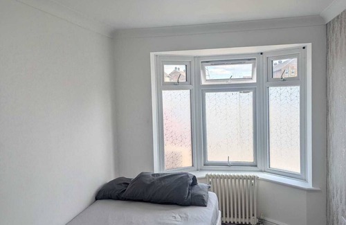 Dartford House | Spacious Home In Dartford! Close to London and Bluewater