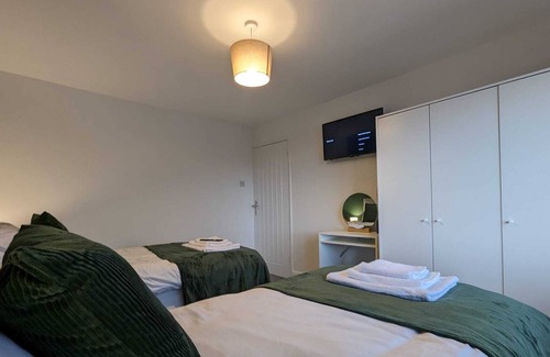 Cheshunt House | Spacious home in Hertfordshire, perfect for contractors. Long stay discounts!