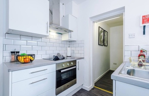Clayton House | Spacious Home in Manchester | 53 Degrees Property | Ideal for Business!