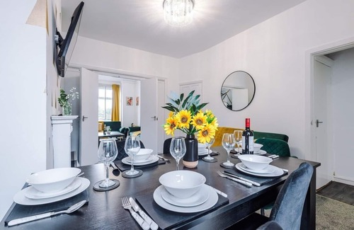 Clayton House | Spacious Home in Manchester | 53 Degrees Property | Ideal for Business!