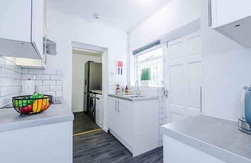 Clayton House | Spacious Home in Manchester | 53 Degrees Property | Ideal for Business!
