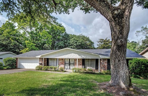 Tougaloo House | Spacious home in quiet neighbor near shopping, dining, gyms, & interstate access