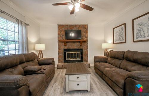 Richmond Hill House | Spacious Home In Richmond Hill, Pet Friendly W- King Bed