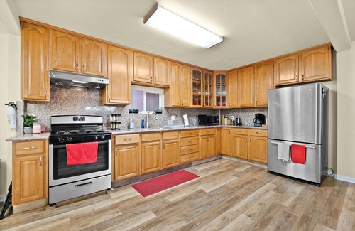 Oakland House | Spacious Home in the heart of the Bay