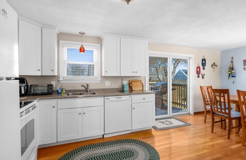 Sandwich House | Spacious home just a short distance to Town Neck Beach and the Sandwich Boardwalk