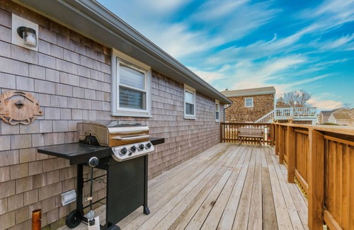 Sandwich House | Spacious home just a short distance to Town Neck Beach and the Sandwich Boardwalk