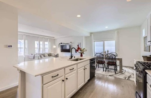 Gateway House | Spacious Home Near Airport/View/Comfy Beds