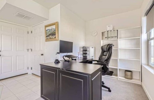 Gateway House | Spacious Home Near Airport/View/Comfy Beds