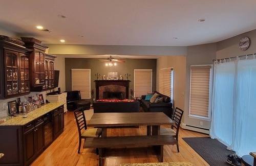 Riverhead House | Spacious home near Aquarium & heart of wine country Shopping & close to Hamptons