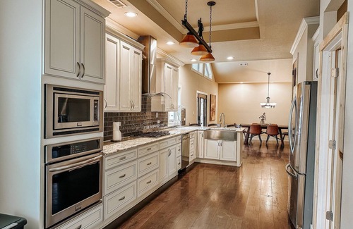 Benton County House | Spacious home Near Shopping,Restaurants Parks, Bike Trails & Jiu-Jitsu Academy