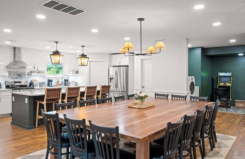 Williamstown House | Spacious Home Near Ark, Perfect for 12 Guests