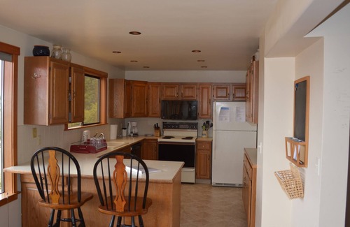 Clinton House | Spacious home overlooking Useless Bay; walk to beach - we now have 1 Gig Wi-fi!
