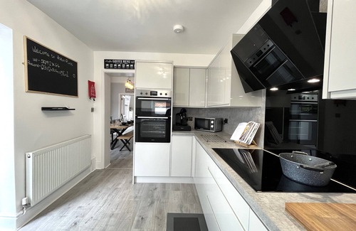Openshaw House | Spacious home sleeps 8 Nr Etihad CoOp Live & City