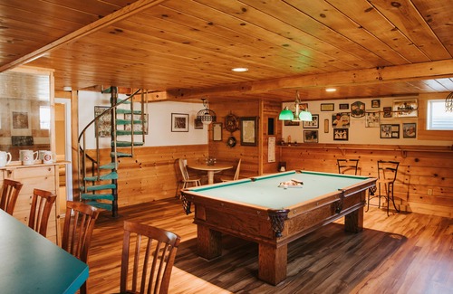 Dennis House | Spacious home - Sleeps 15 -Steps to a Private Beach