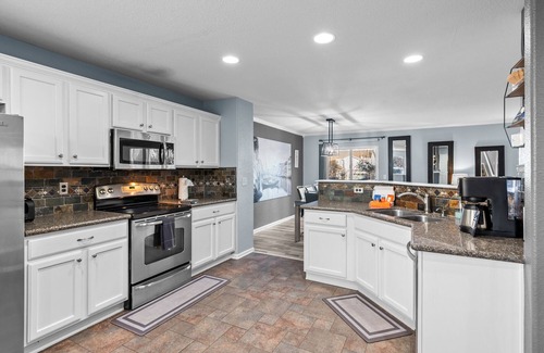 Brighton House | Spacious Home - Theatre - Pet Friendly - Outdoor Firepit
