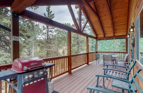 Florissant House | Spacious home w/ a charming rustic feel & private hot tub, near state park!