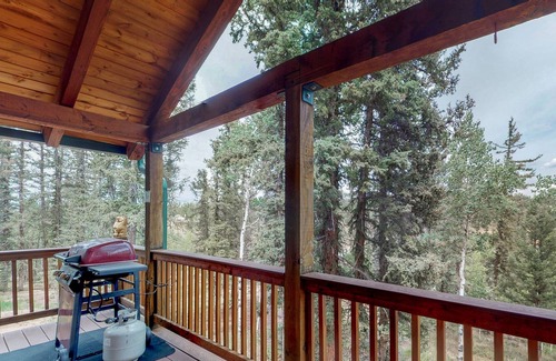 Florissant House | Spacious home w/ a charming rustic feel & private hot tub, near state park!