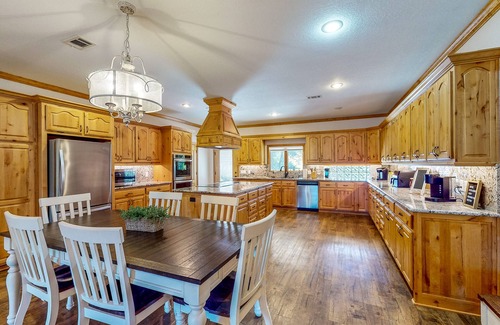 Gun Barrel City House | Spacious Home with Private Hot Tub & Shuffleboard - Near Boat Dock, Main St