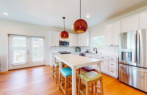 Surf Side Shores House | Spacious home with bikes, Ping-Pong, wrap-around balcony, grill, W/D, and AC