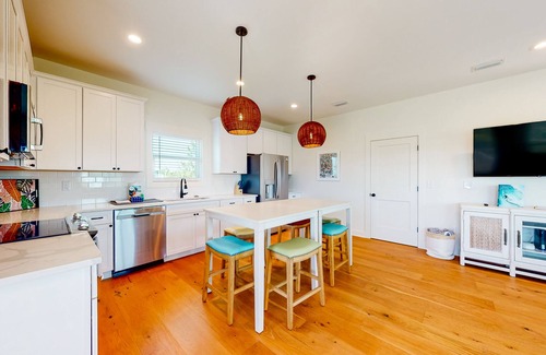 Surf Side Shores House | Spacious home with bikes, Ping-Pong, wrap-around balcony, grill, W/D, and AC