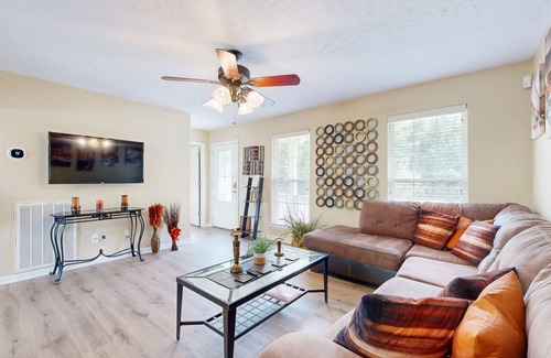 Springfield House | Spacious home with fully equipped kitchen - near Nashville
