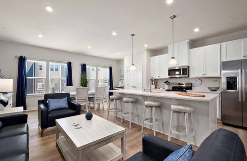 Berlin House | Spacious home with WIFI and amenities center just steps away from the bay.