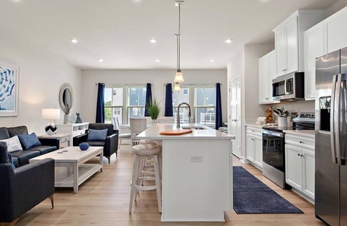 Berlin House | Spacious home with WIFI and amenities center just steps away from the bay.