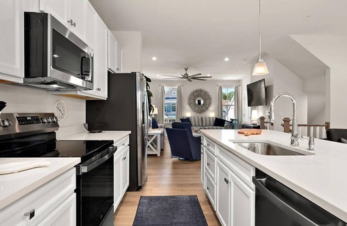 Berlin House | Spacious home with WIFI and amenities center just steps away from the bay.
