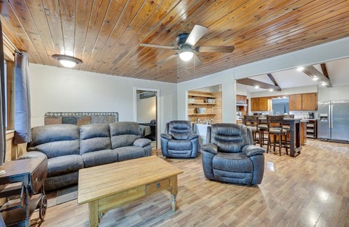 Rockwell House | Spacious Hot Springs Lakehouse on Lake Hamilton!