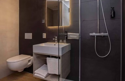 Roden Hotel | Spacious Hotel Suite Near Havezate Mensinge Museum