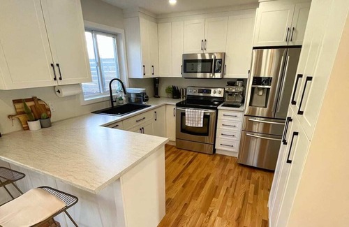 Plateau House | Spacious HOUSE 2 bed, 3 Bath with Parking