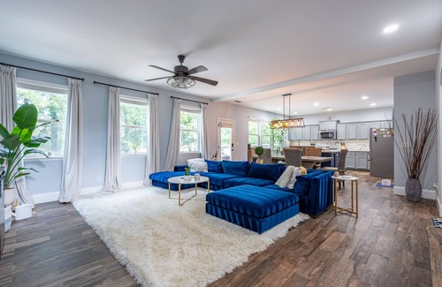 Acworth House | Spacious House 4BR, Home Theater, Gym, BBR, Bar