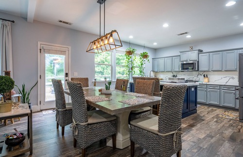 Acworth House | Spacious House 4BR, Home Theater, Gym, BBR, Bar