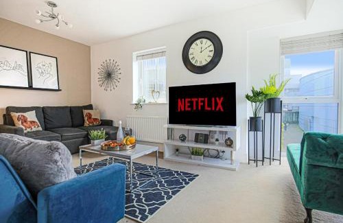 Fenny Stratford House | Spacious House - Close to City Centre - Free Parking, Fast Wifi, Smart TVs with Netflix by Yoko Property