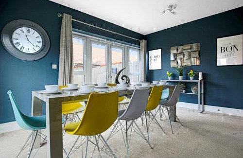 Fenny Stratford House | Spacious House - Close to City Centre - Free Parking, Fast Wifi, Smart TVs with Netflix by Yoko Property