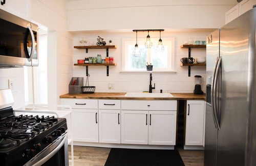 Muskegon House | Spacious House Down town - 5 minutes from festivals