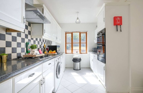 Milton Keynes House | Spacious House in Prime Location Driveway Parking Smart TVs Fast WiFi