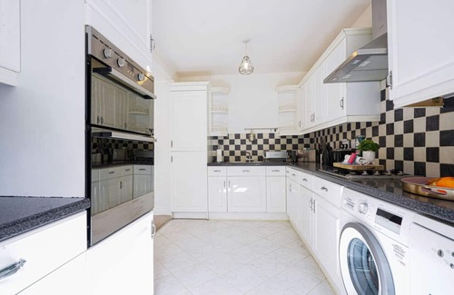 Milton Keynes House | Spacious House in Prime Location Driveway Parking Smart TVs Fast WiFi