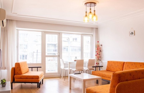 Konak Apartment | Spacious House in Konak with Balcony