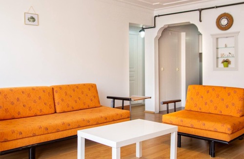 Konak Apartment | Spacious House in Konak with Balcony