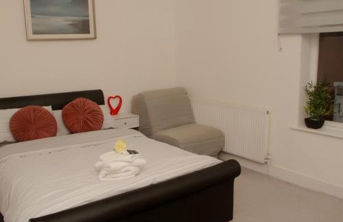 Leigh House | Spacious House, Near Haigh Woodland Park, Wifi, Parking