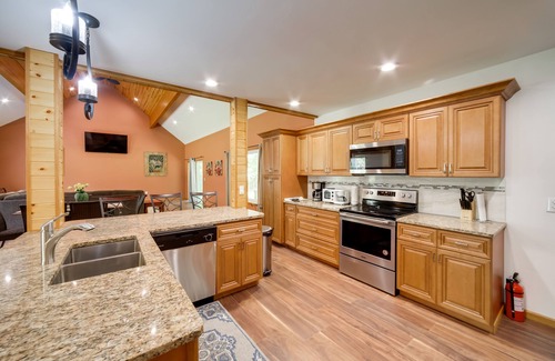 Harbert House | Spacious House on Half Acre < 3 Mi to Beach!