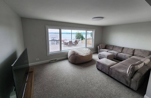 Fox Lake House | Spacious house — waterfront property located in Fox Lake, Illinois