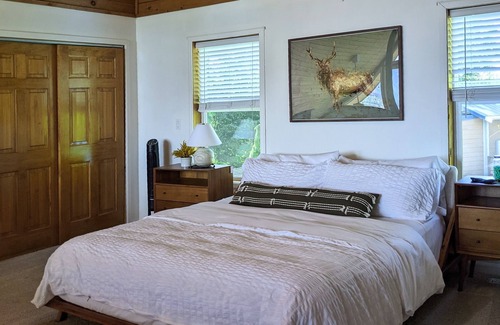 Eatonville House | Spacious house with unbeatable views. 5 min to Alder Lake, 30 to Mt. Rainier.