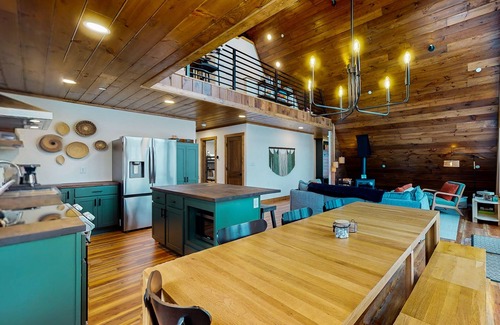 Swanton House | Spacious house with deck, fire pit, grill & ping pong table