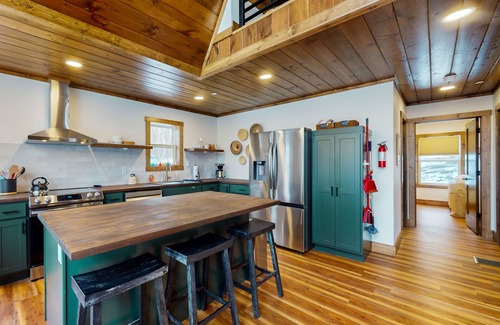 Swanton House | Spacious house with deck, fire pit, grill & ping pong table