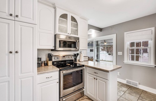 La Crosse House | Spacious & Immaculate Dog-Friendly Gem, Near UWL, Washer/Dryer & Fire Pit!