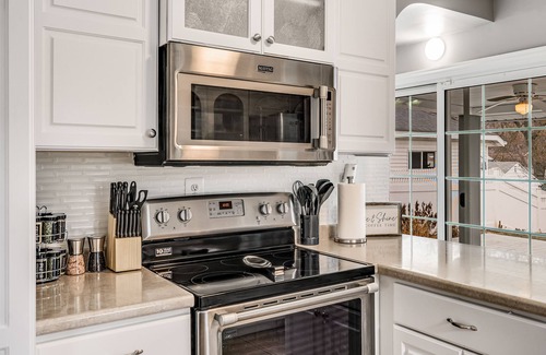 La Crosse House | Spacious & Immaculate Dog-Friendly Gem, Near UWL, Washer/Dryer & Fire Pit!