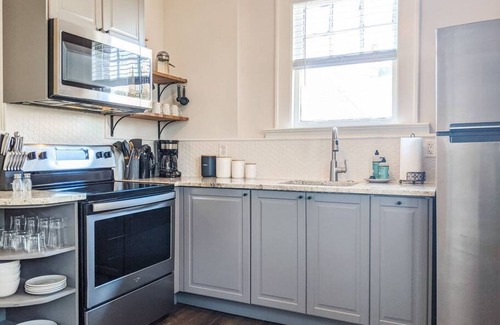 Columbia Apartment | Spacious Industrial Modern Apt 2BR 1BA DT Upstairs