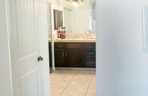 Greenacres House | Spacious King Custom Mastersuite W/Bathtub